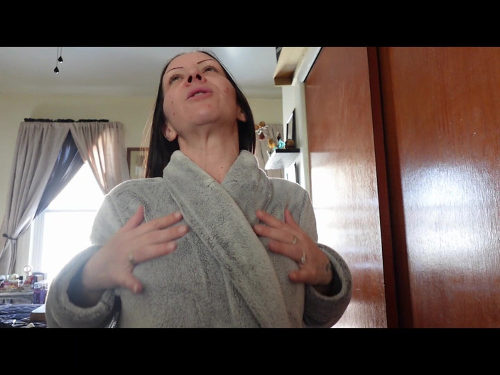 Raven Willow: 毛茸茸的长袍挑逗