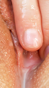 Spasmes orgasmiques crémeux - Masturbation féminine en gros plan - Lèvres charnues