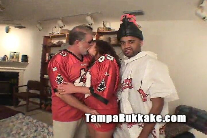 Tampa Bukkake: Gangbang bukkake MILF Florida Bucs Parti Kepala Merah Air Mani...