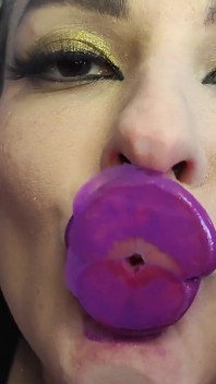 Beijando e lambendo folha de vidro