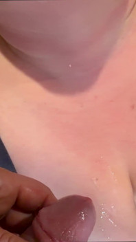 Intenso Amateur Chupando Polla De Cerca - Cum En Las Tetas
