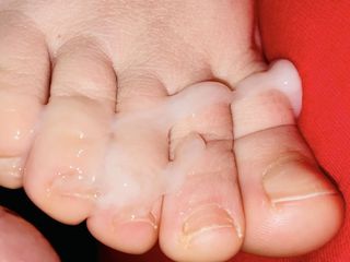 Zsaklin's Hand and Footjobs: Хорошая сперма на ступнях в любительском видео