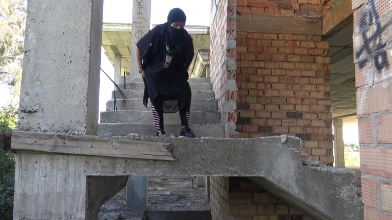 Souzan Halabi: ヘリオポリスの有名な妻が乳白色の胸を抱え、オフィスを閉めて自分を喜ばせるために外に出る