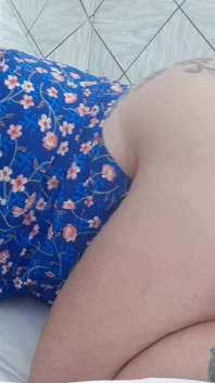 Si consola e strofina il grosso cazzo