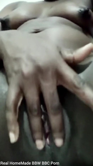 Super sexy ebony cuties: Потираю пальцями мою мокру пизду з великими статевими губами