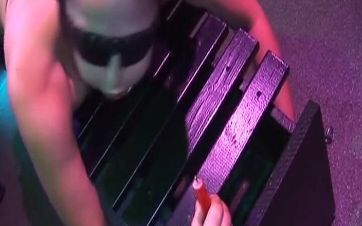 Deutsche Damen: Azgın Alman sürtük BDSM eyleminde götten sikiliyor ve dölle püskürtüliyor