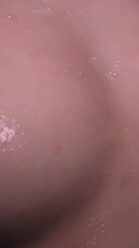 전 운동 선수는 오지는 요가 강사로 변신하여 독점 데뷔에서 그녀의 놀라운 아름다움을 드러냅니다.