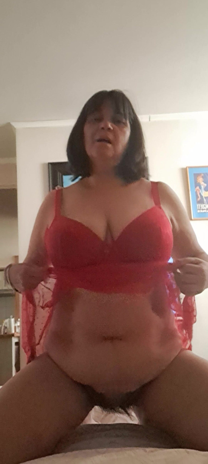 Mommy big hairy pussy: Heiße MILF-Titten zeigen