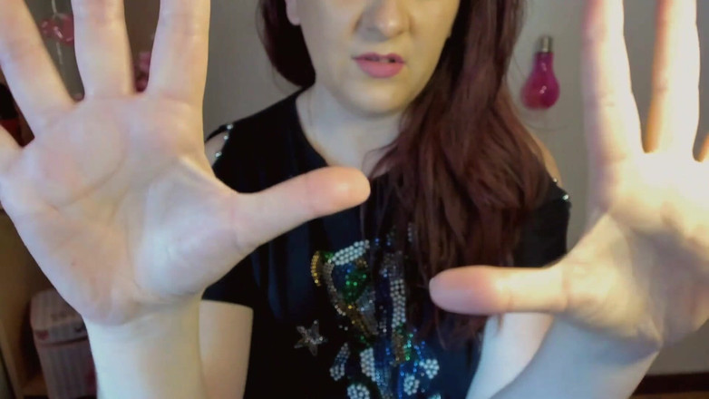 Nicoletta Embassi: 手フェチコスチューム動画