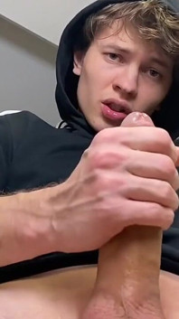 Bad boy, grosse bite énorme en gros plan. Quoi de mieux ?
