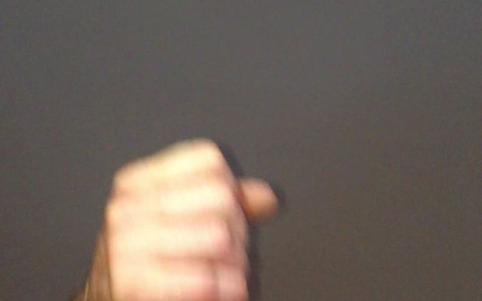 White Ukrainian Dick: Küçük sünnetsiz beyaz bir yarağın tembel elle muamelesi.