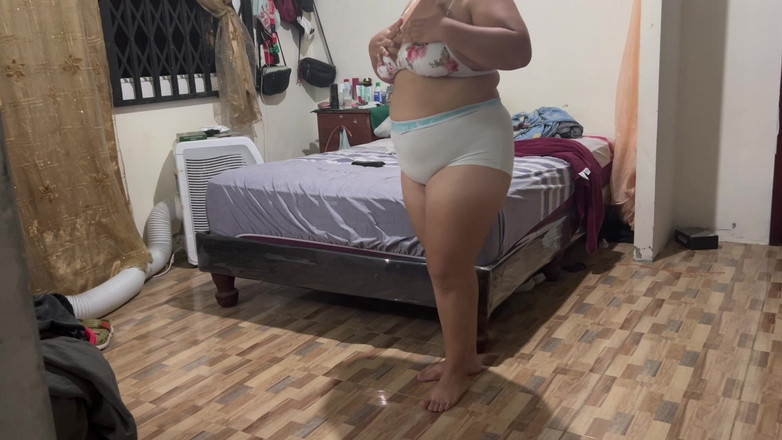 Stepmom_with_big_tits: Tajně nahrávám svou nevlastní dceru, jak vyleze ze sprchy, začne...