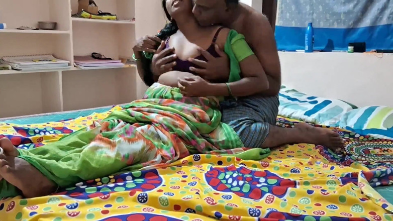Desi palace: Desi zlobivá manželka Saree Se