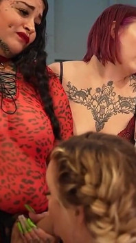 RAGAZZA bianca con culo perfetto ottiene una gangbang