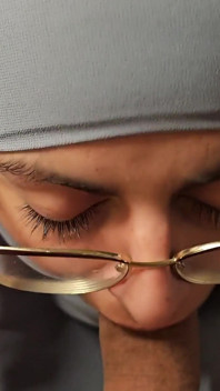 Primo piano pompino con gli occhiali Mia niqab