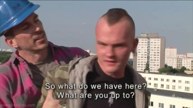 Young Bastards: Zatčený punk chlapec dostane velký penis