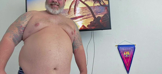 Hand-Free-Daddy-Chub: L'allenatore di palestra grasso ha enormi sborrate dappertutto