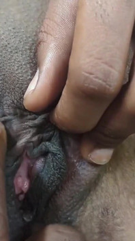 Une bombasse sexy se prépare à se raser la chatte