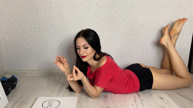Princess Monica: Reuzin-executrix speelt met doen alsof kleine mannen