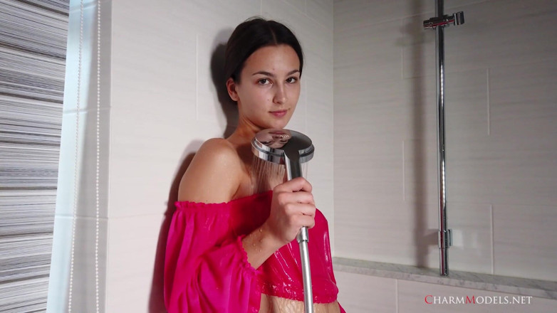 CharmModels: Los sueños de ducha de Anna con un vestido transparente