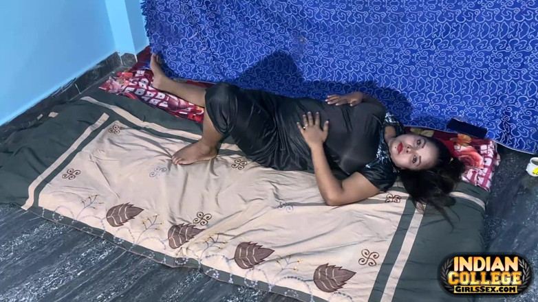 Hindi-Sex: Tía india fumando en el coño con los dedos follada...