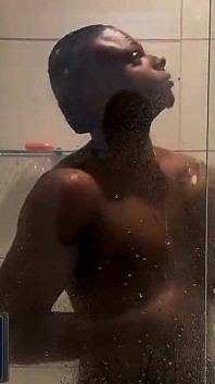 Mi sono svegliato con il mio ragazzo nero che mi succhia il culo, la prossima cosa che sapevo che il suo grosso cazzo mi stava già pervaso dentro