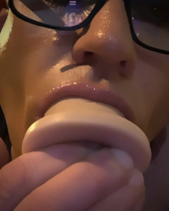 Hot Wet Lips 9 Inch Dildo Deepthroat Cocksucking Practice