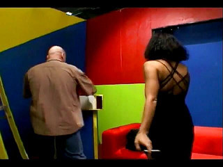 Sex Karma: Nadržená brunetka roztáhne nohy a chlap jí olizuje a saje...