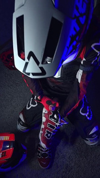Motociclista arrapato gioca con il suo cazzo