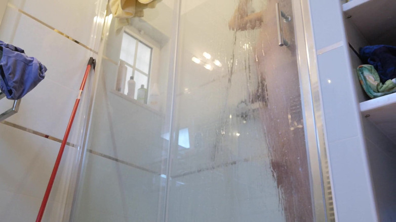 Rafael Torreano: Горячий и гладкий папочка принимает душ