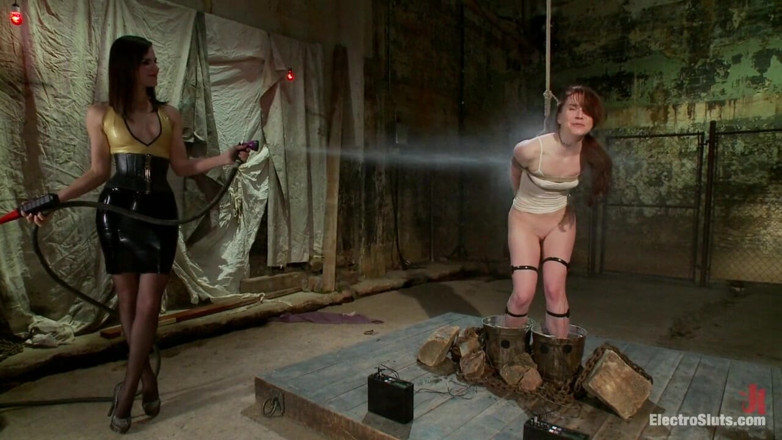 Electrosluts by Kink: Annabelle Lee är en electroslut!