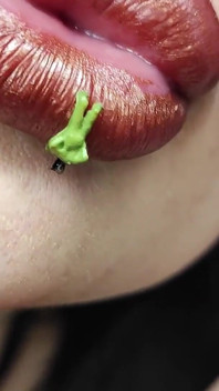 Giantess bawi się 7 małymi osobami i połyka je