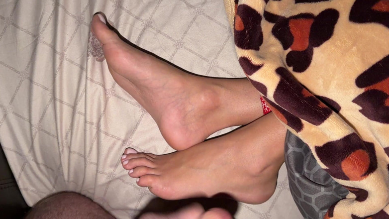 Emmy Kelle: J’adore Quand Il Jouit Sur Mes Pieds Pendant Que Je...