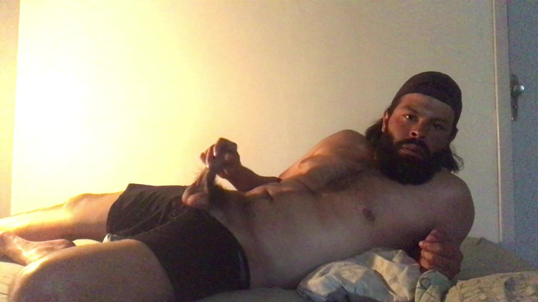 i7Bernard: Melancap di atas katil.