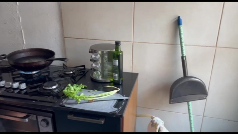 Lidi Ferrari: मैं अपने दोस्त के लिए खाना बनाने गया और उसे रसोई की मेज पर एक अच्छा स्वाद देने के लिए समाप्त हो गया, मैं उसके ऊपर बहुत सारी धार आया