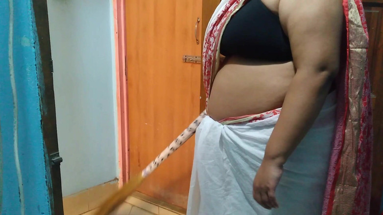 Aria Mia: Я трахаю горячую мачеху милфу моей лучшей подруги, когда она подметает нашу комнату!