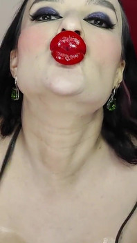 완벽한 비보에서 섹스하는 기름진 젖탱이