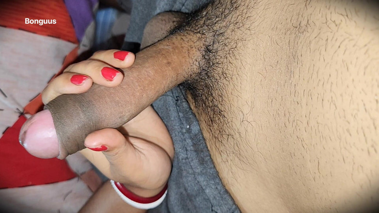Riya Bonguus: 继妹在我看电视的时候抓住了我的鸡巴