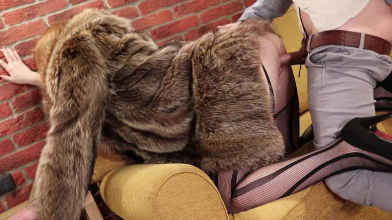Ruda Cat: Intence sex în stil vintage cu o tipă sexy în haină de...