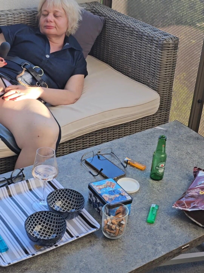 Sofy13: Terasımda oynuyorum ve onun spermini alana kadar emiyorum