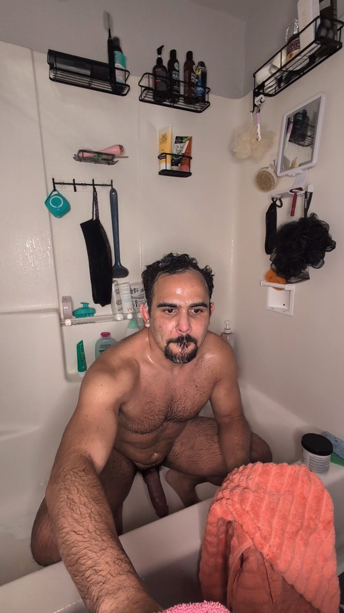 Benji Bastian: ボディビルダーがシャワーでトレーニング後の太いペニスを撫でる