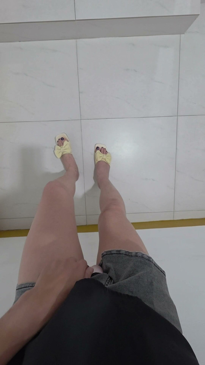 Taiwancdgirl: Shemale Ting Xuan Masturbates Outside While Wearing Hot Pants.
