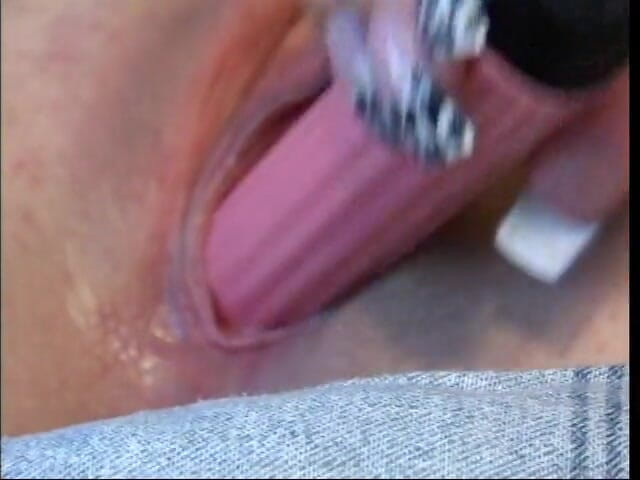 Home Alone and Horny: Puta rubia juega con vibrador y fuma un cigarrillo
