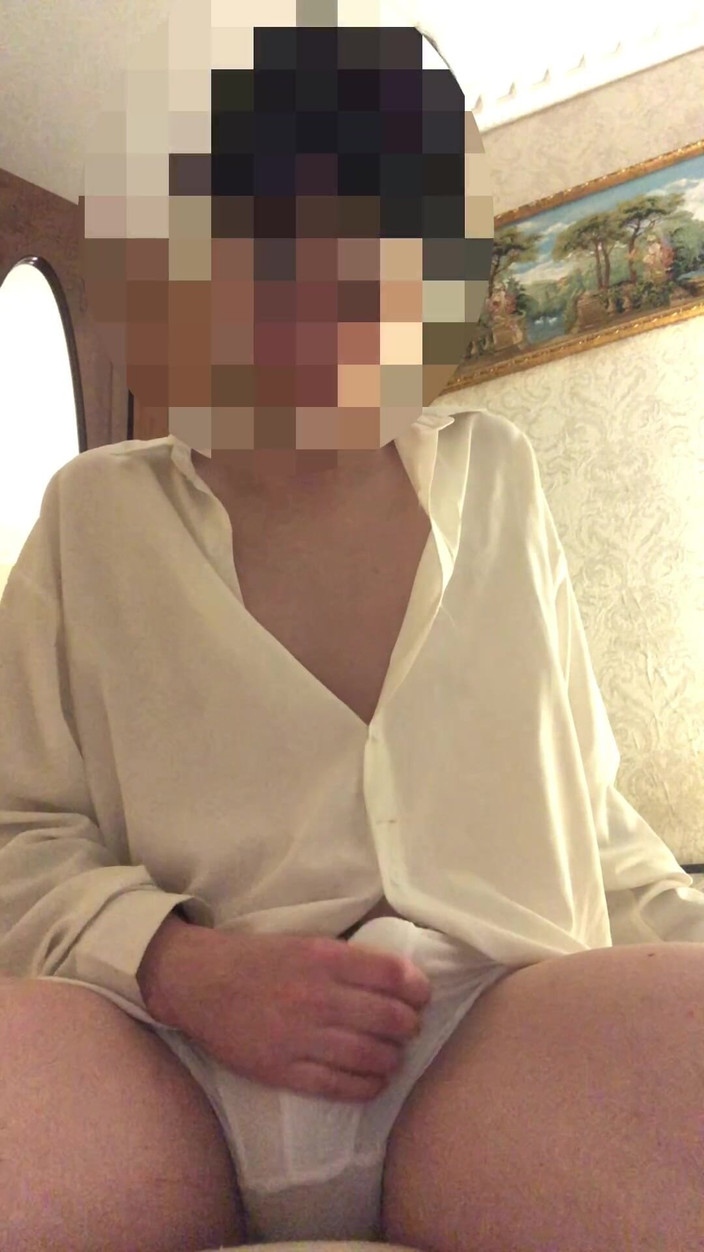 Wvemur: Genç Twink ayaklarını gösteriyor ve kameraya mastürbasyon yapıyor