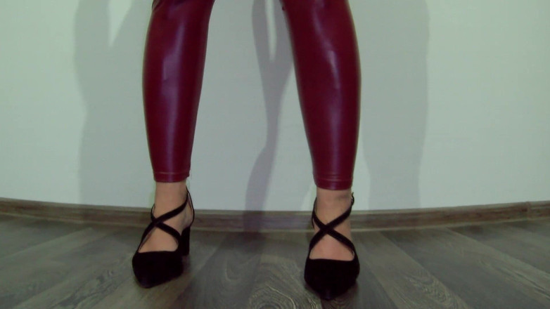 Leather Addict: タイトなバーガンディレザーレギンスのセクシーなニア