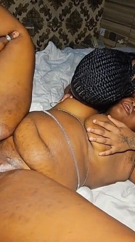 La mamma zuccherosa riceve colpi di cazzo con la sua amica ad un orgia
