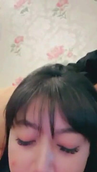 一人の女性のオナニー - あまりにも多くの潮吹きが私を震え上がらせました
