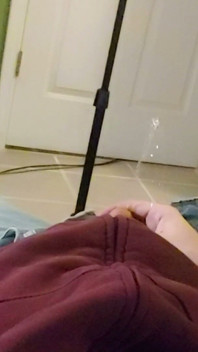 Un ángulo de cámara de mí me orinando por todos lados y luego masturbándome