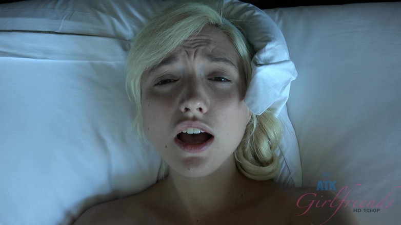 ATK Girlfriends: Giovane bionda aspetta il tuo cazzo