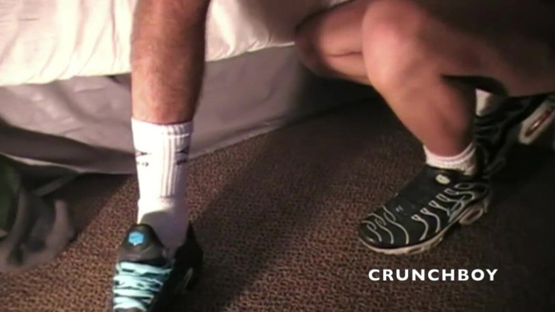 Crunch Boy: Flo scopa dby Enzo con umiliazione di nascosto in hotel